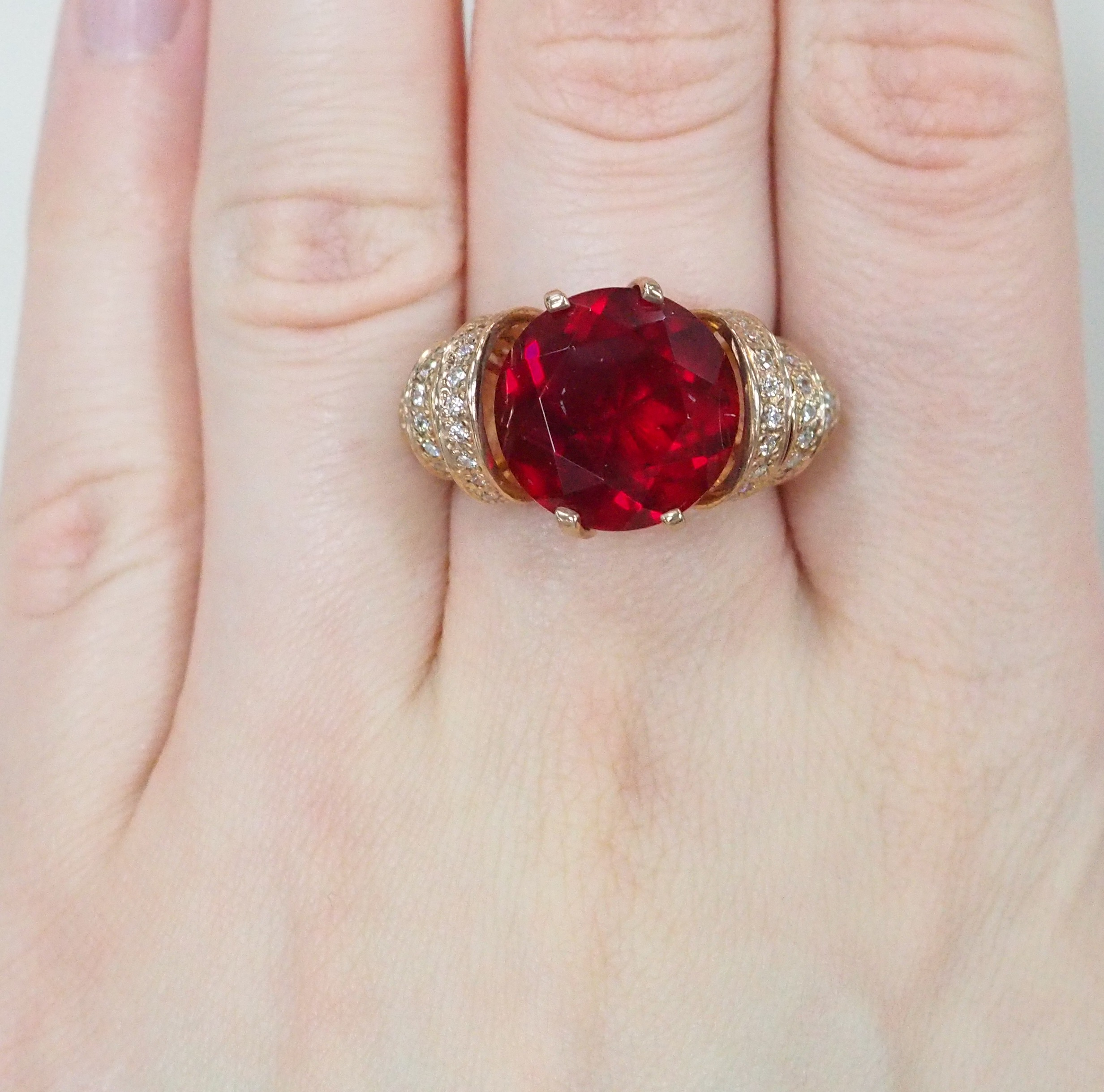 Серебряное кольцо 925 пробы; вставки 1 Ситалл Рубин; 68 Фианит бесцв.;